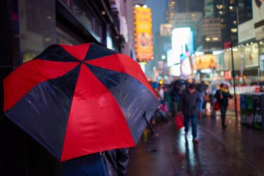  şemsiye New York'ta olan kişi