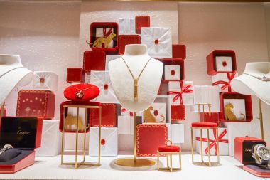 görüntü penceresinde bir Cartier mağazası