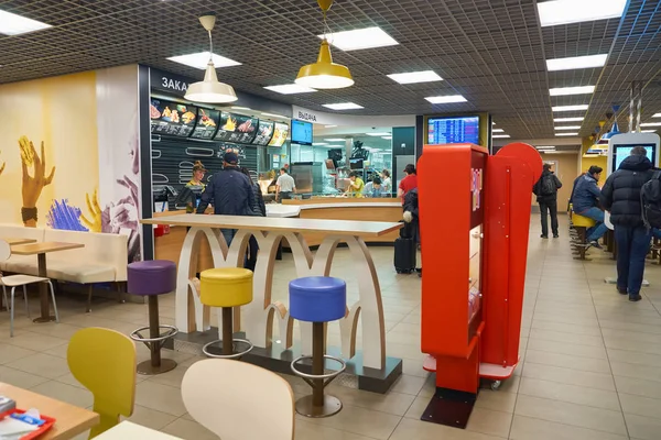 Im mcdonald 's restaurant — Stockfoto