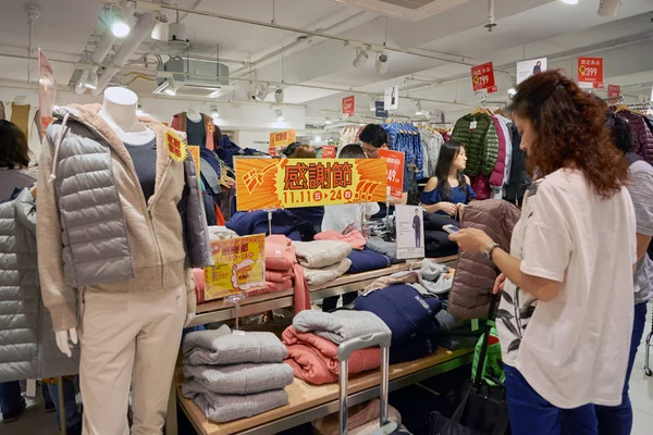 Uniqlo store in Hong Kong — Stock Photo, Image