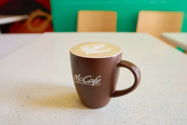 Taza de bebida caliente en McCafé . — Foto de Stock