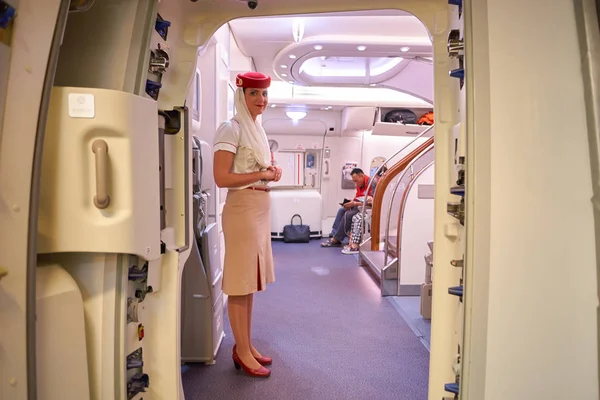 Membro da tripulação da Emirates a bordo do A380 — Fotografia de Stock