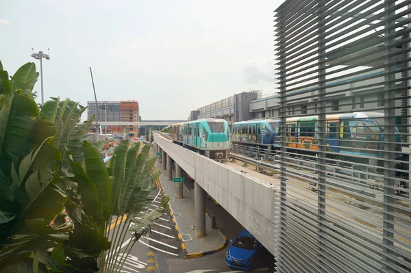 Skytrain zum Flughafen Sinchangi — Stockfoto