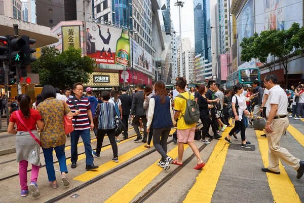 Gente caminando cruzando la calle — Foto de Stock