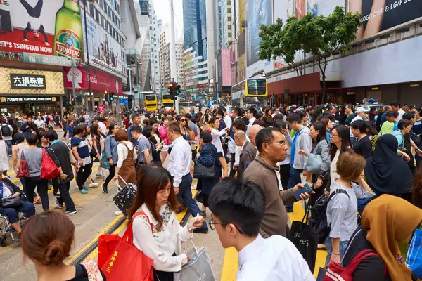 Gente caminando cruzando la calle — Foto de Stock