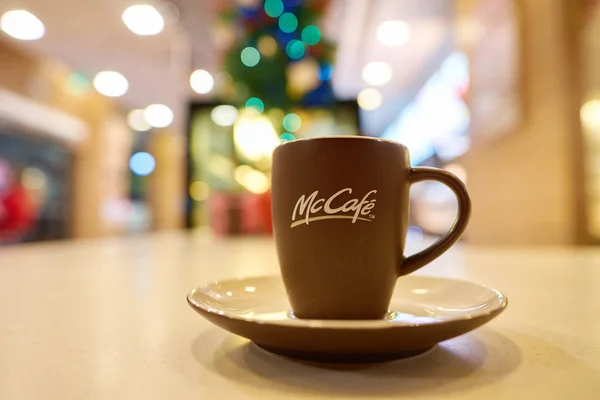Taza de bebida caliente en McCafé — Foto de Stock