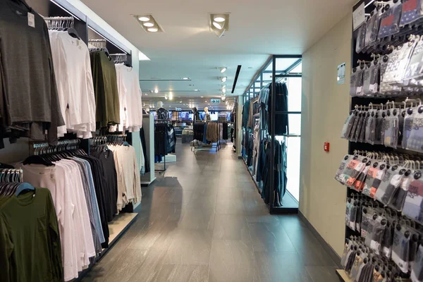 Insidan av H & M butik i Hong Kong — Stockfoto