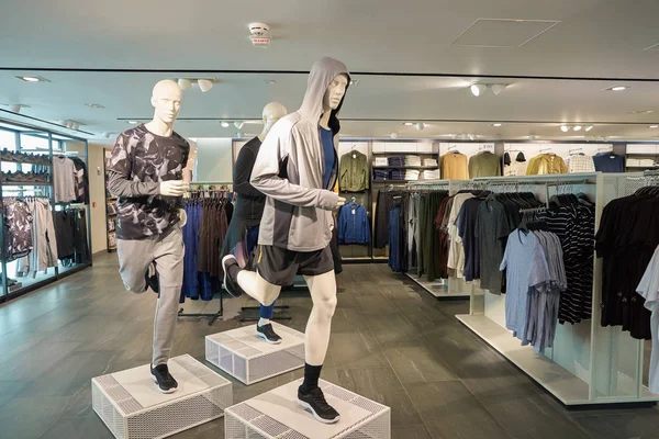 Insidan av H & M butik i Hong Kong — Stockfoto