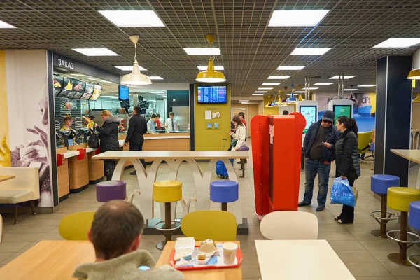 Dentro del restaurante McDonald 's — Foto de Stock