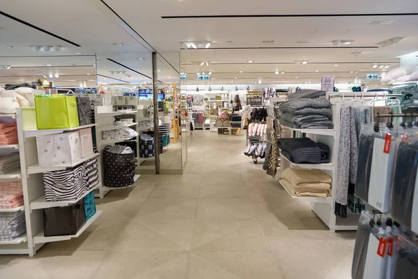 Dentro de la tienda H & M en Hong Kong — Foto de Stock