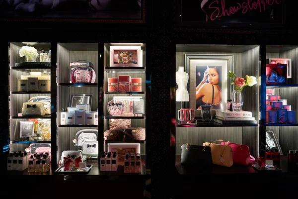 Dentro de la tienda Victoria 's Secret — Foto de Stock