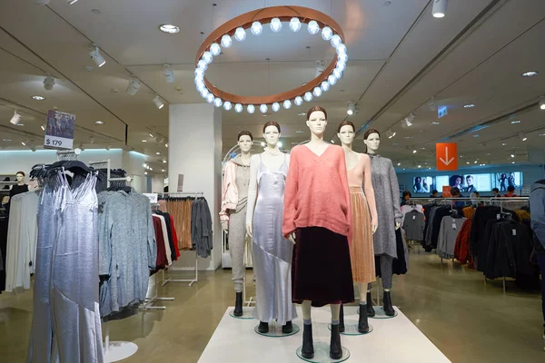 Dentro da loja H & M em Hong Kong — Fotografia de Stock