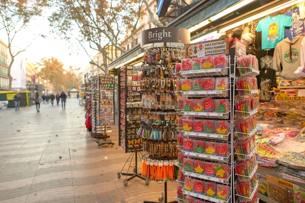 Quiosque loja de presentes turísticos em Barcelona — Fotografia de Stock