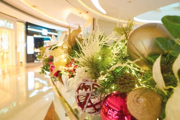 Decorazioni natalizie in un centro commerciale — Foto Stock