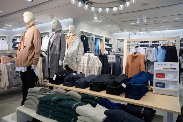 Vnitřek H & M obchod v Hong Kongu — Stock fotografie