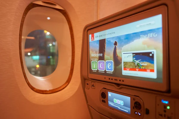 Экран заднего сиденья внутри самолета — стоковое фото