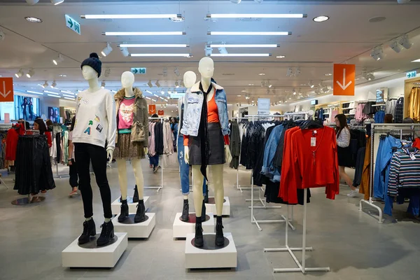 Inside of H & M store in Hong Kong — Stock Photo, Image