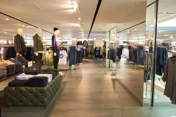 Insidan av H & M butik i Hong Kong — Stockfoto