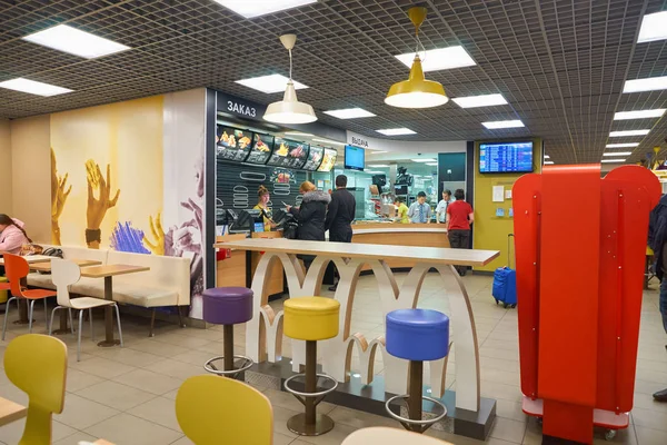 Dentro il ristorante di McDonald — Foto Stock