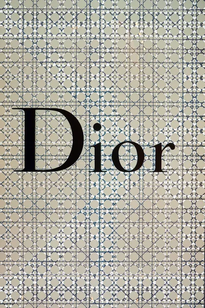 Dior tecken på köpcentret Elements. — Stockfoto