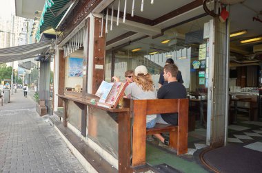 İnsanlar Kennedy şehirdeki bir restoranda