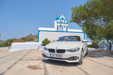 İki beyaz araba içinde