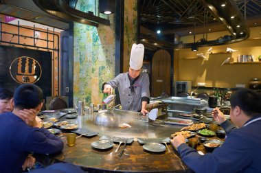 bir restoranda yemek hazırlama aşçı