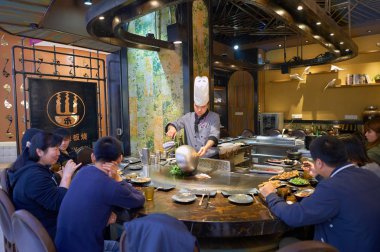 bir restoranda yemek hazırlama aşçı