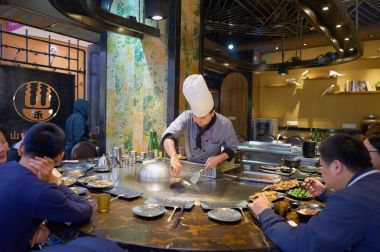 bir restoranda yemek hazırlama aşçı