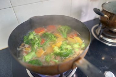 Sebze çorbası hazırlanıyor