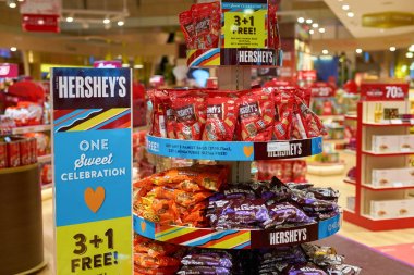 Bir mağazada sergilenen tatlılar