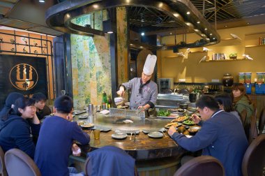 bir restoranda yemek hazırlama aşçı