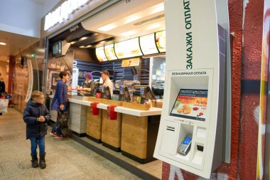 Pulkovo Havalimanı'nda McDonald's Restoran