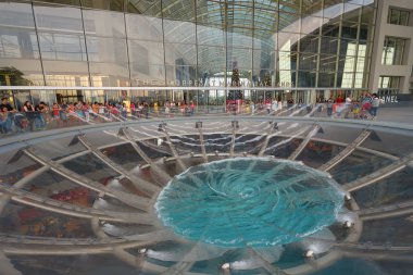 Atrium düşen yağmur yuvarlak pencere