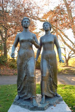 Cenevre'de iki kadın heykeli