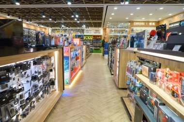 Singapur Changi Havaalanı'nda bir elektronik mağazasından