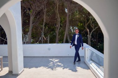 yakışıklı damat yürüyüş