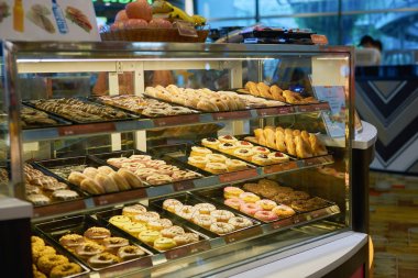 Singapur Changi Havaalanı'nda sergilenen tatlılar