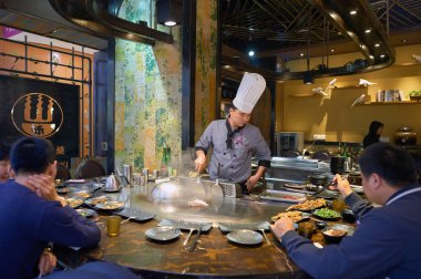 bir restoranda yemek hazırlama aşçı