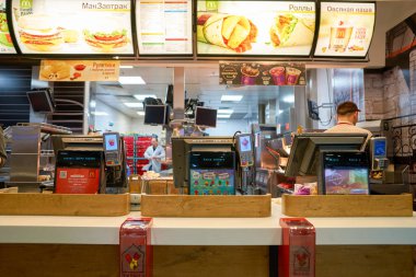 Pulkovo Havalimanı'nda McDonald's Restoran