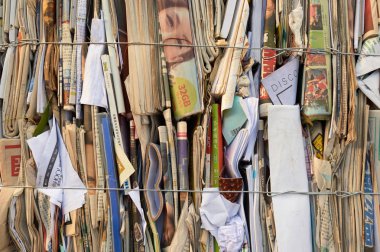 Geri dönüşüm için kağıt destesi