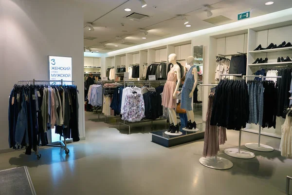 Внутри магазина H & M — стоковое фото