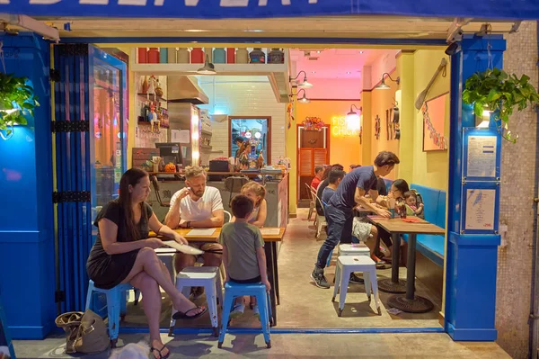 Gente en un restaurante en Kennedy Town — Foto de Stock