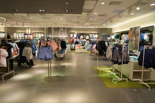 Dentro de una tienda H & M — Foto de Stock