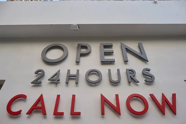 "OPEN 24 HOURS" sign in Kennedy Town — Stock Photo, Image