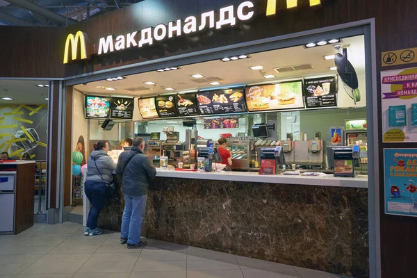 McDonald 's restaurante, cadena de restaurantes de comida —  Fotos de Stock