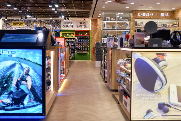 Uma loja de eletrônicos no Aeroporto de Singapura Changi — Fotografia de Stock