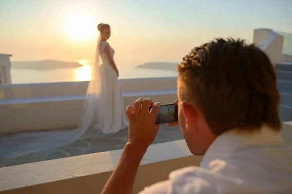 サントリーニ島での結婚式のカップル — ストック写真