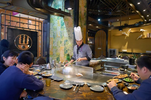 Koch bereitet Essen im Restaurant zu — Stockfoto