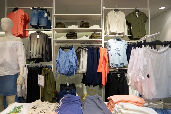 Dentro de uma loja H & M — Fotografia de Stock